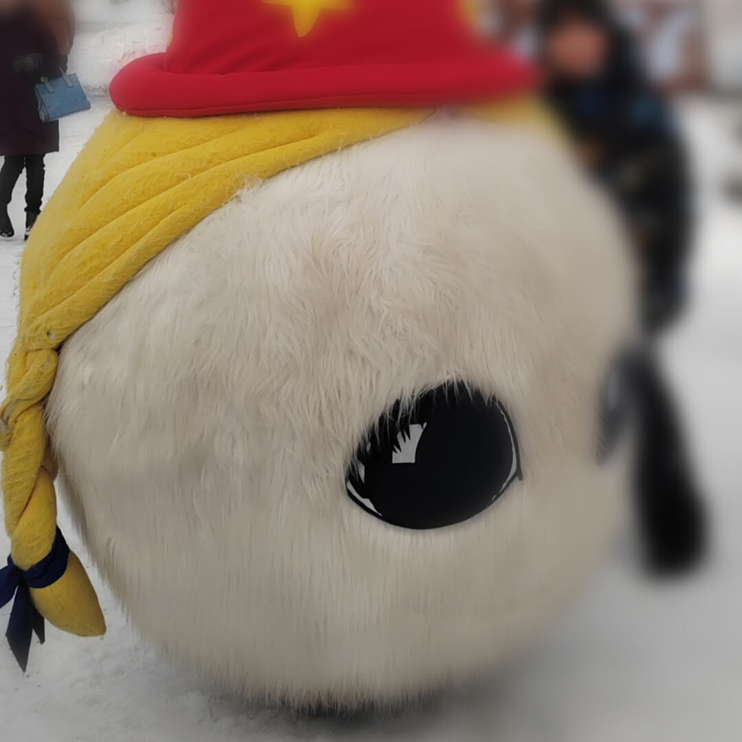 Telinekataja Mirjami Pikkarainen maskottina