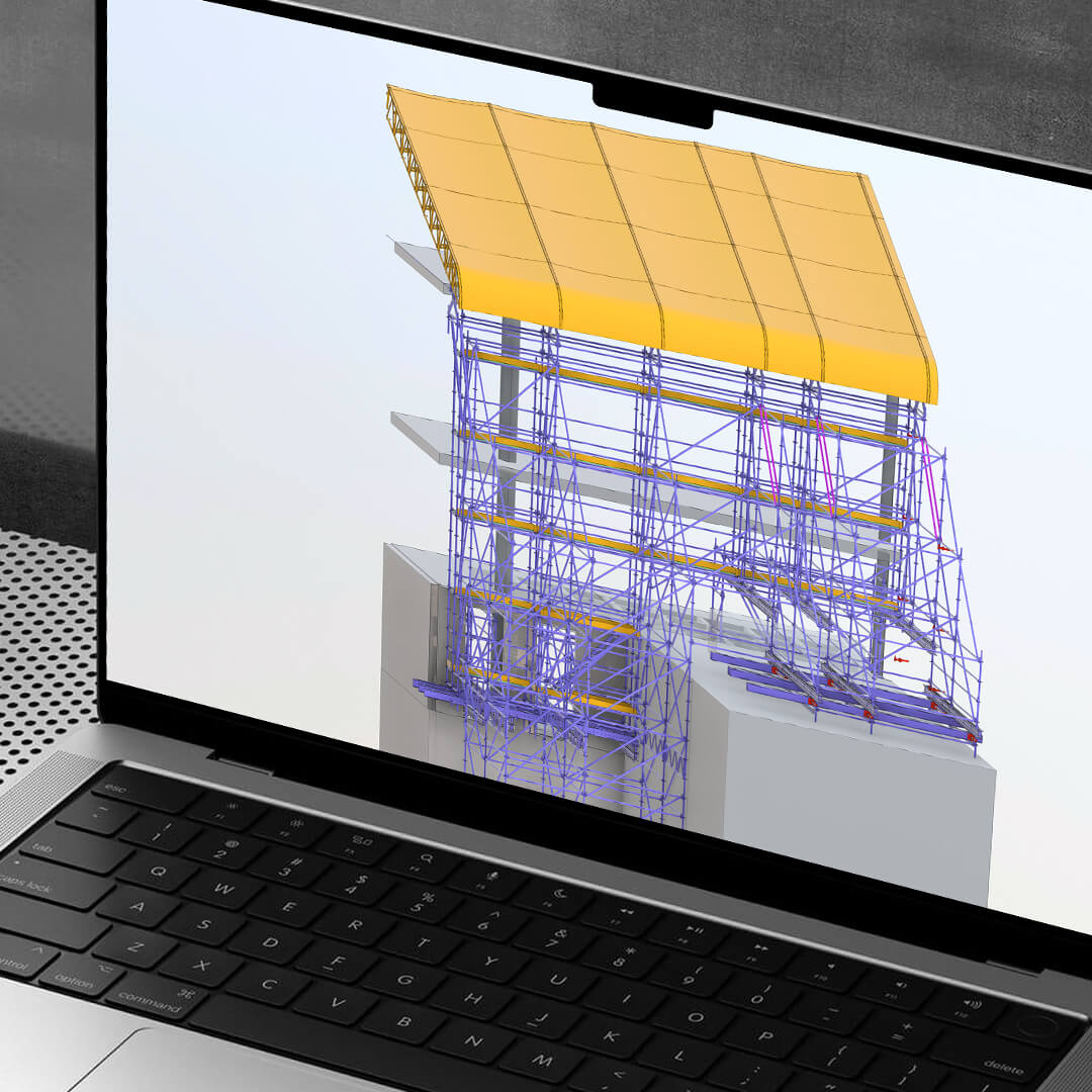 Kannettavan tietokoneen näytöllä rakennustelineiden 3D-malli suunnitteluohjelmistossa