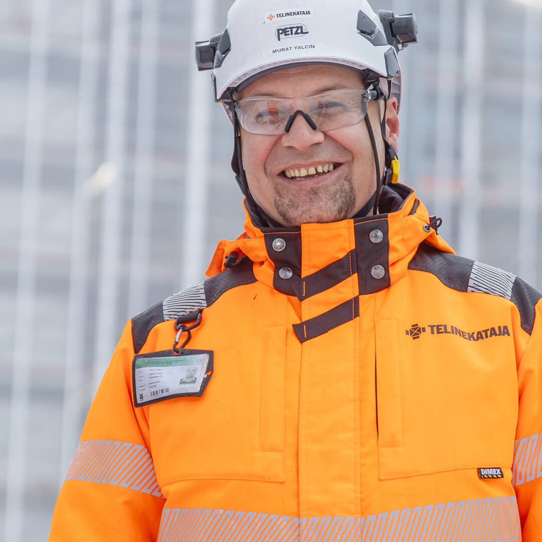 Telinekataja Murat telineillä