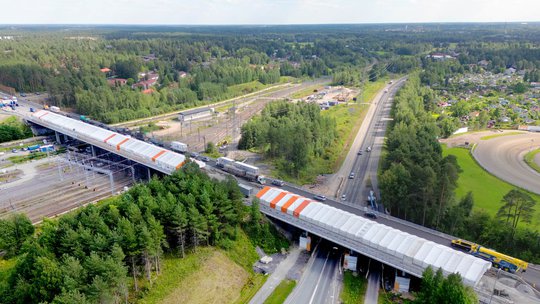 Kun Poikkimaantietä remontoitiin, oli liikenteen saatava jatkua