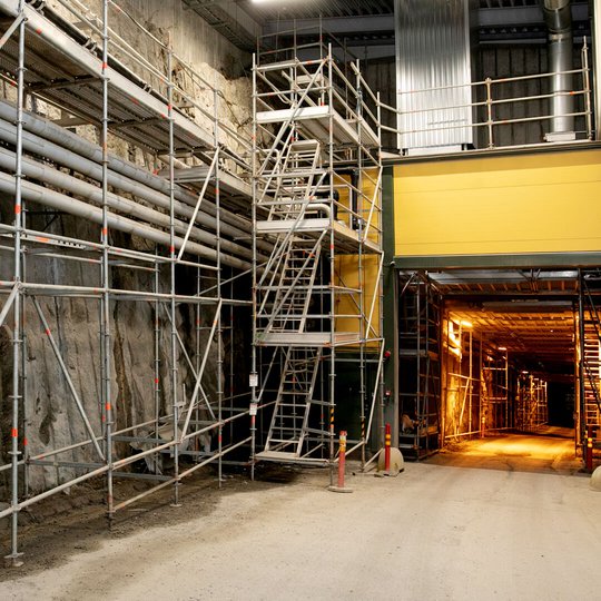 Telineet rakennettiin kulkutien yli ja ympärille, jotta päästiin eristämään ajotunnelin katossa kulkevia putkilinjoja.