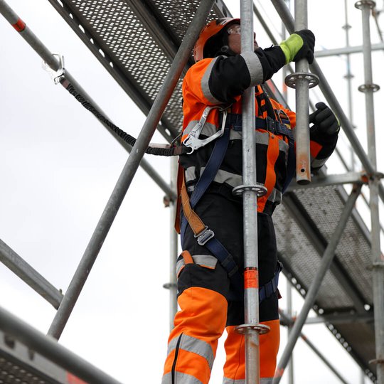 Telinekataja Miehet telineillä