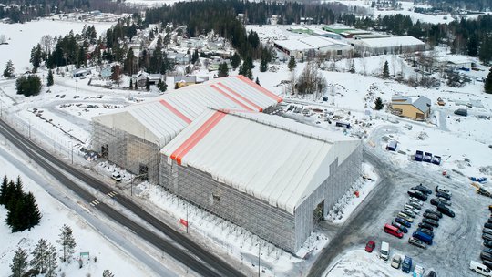 Lempäälän Saikantalon sääsuojaus: ”Isot mitat ja talven myräkät haastoivat meitä, mutta yhteistyöllä onnistuimme”