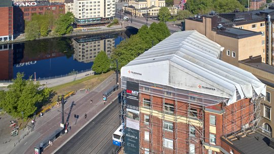 As Oy Koskilinnan vesikattoremonttia tehdään ahtaassa paikassa ratikoiden ja ravintoloiden vieressä