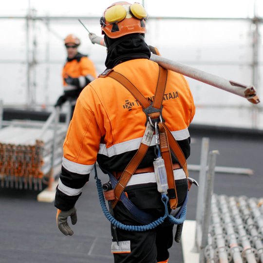 Telinekataja Miehet telineillä