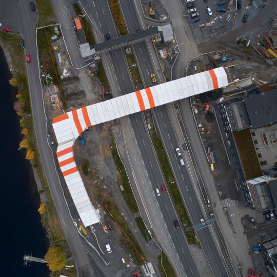 Eri suuntiin kaareutuva silta vaatii sääsuojaukselta erityistä tarkkuutta